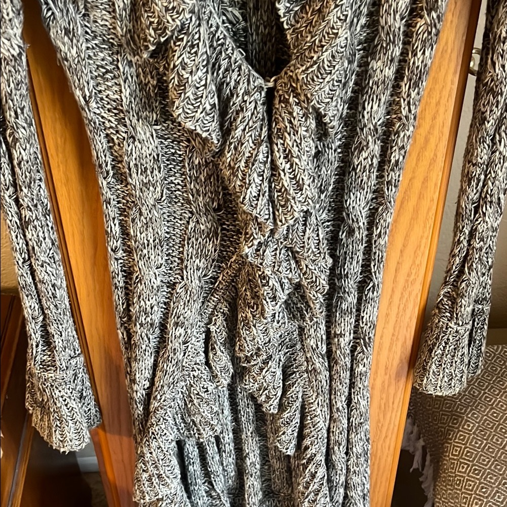 Chic Ruffled Knit Cardigan - Picture 2 of 4